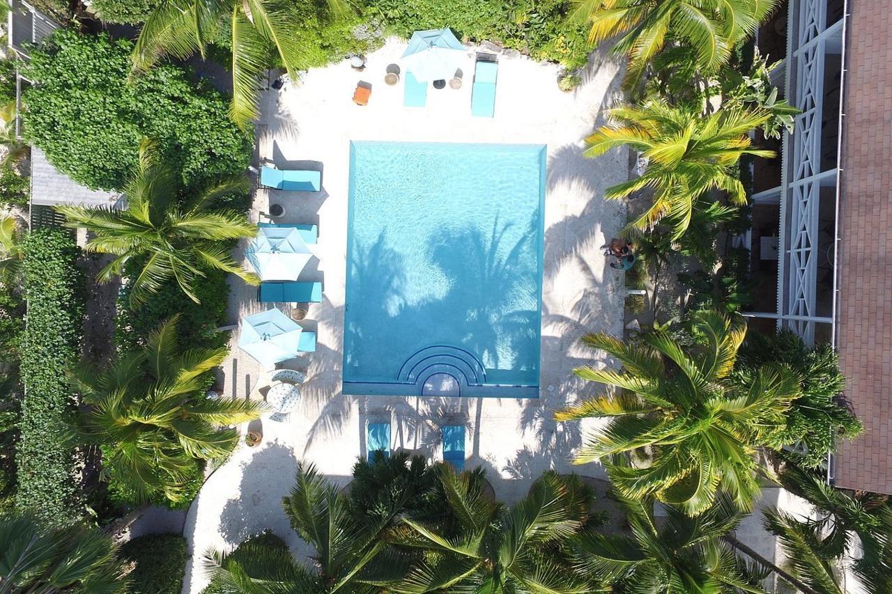 Caribbean Paradise Inn Grace Bay Exterior foto