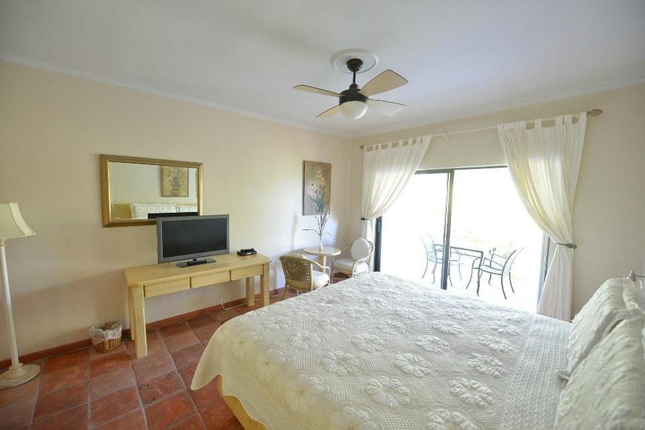 Caribbean Paradise Inn Grace Bay Exterior foto