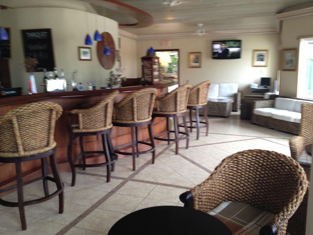 Caribbean Paradise Inn Grace Bay Exterior foto