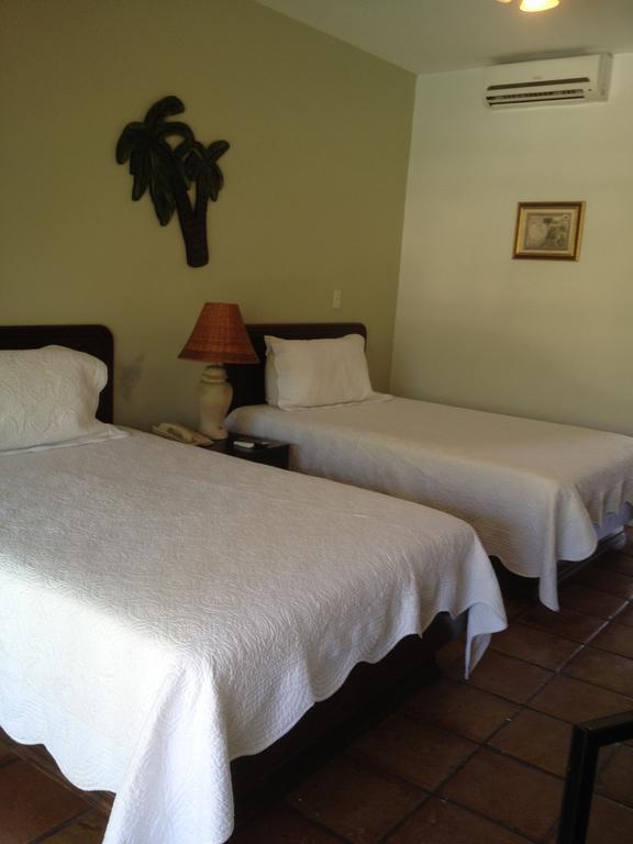 Caribbean Paradise Inn Grace Bay Exterior foto