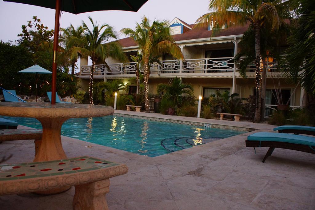 Caribbean Paradise Inn Grace Bay Exterior foto