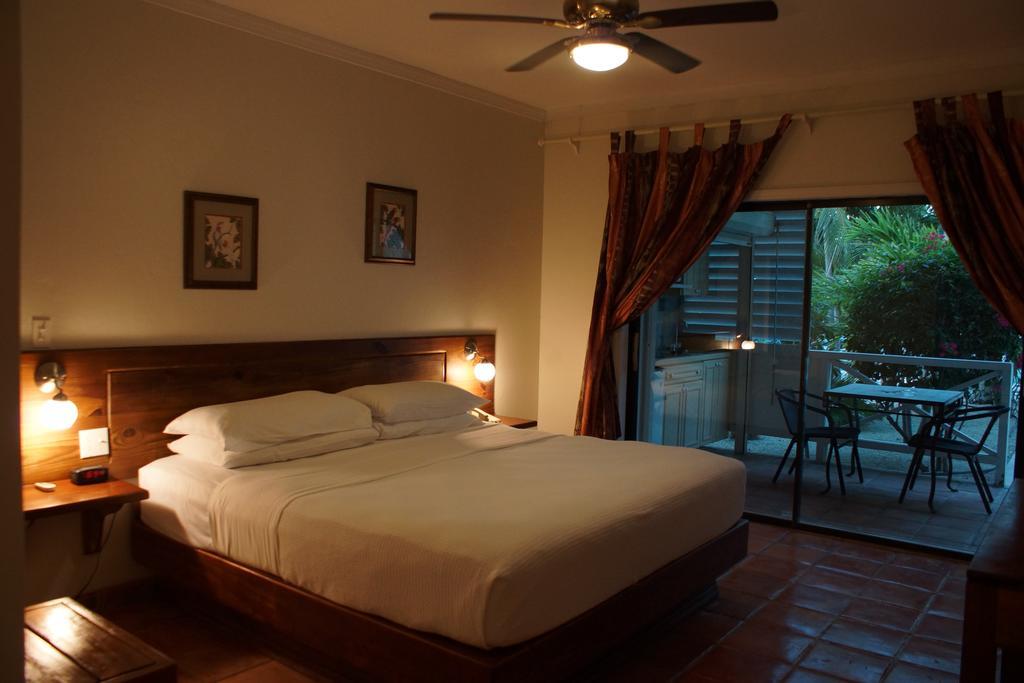 Caribbean Paradise Inn Grace Bay Exterior foto