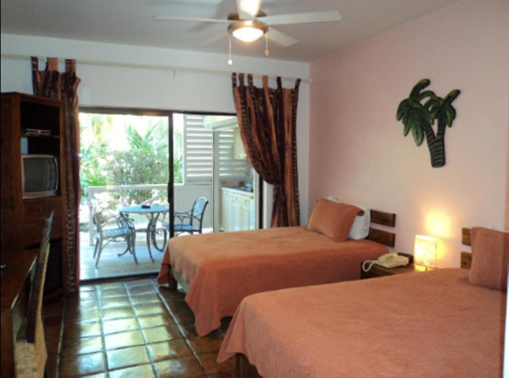 Caribbean Paradise Inn Grace Bay Habitación foto