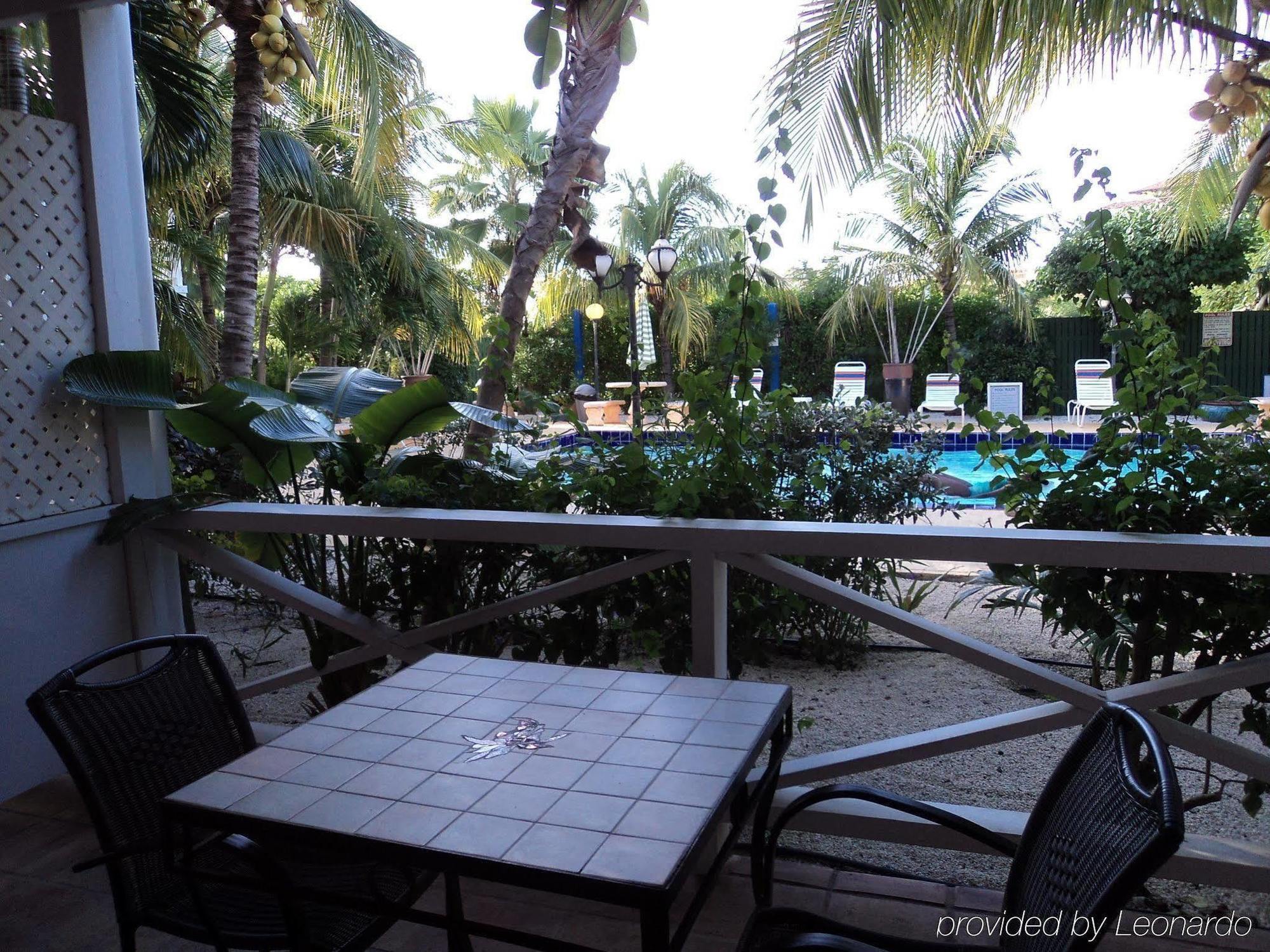 Caribbean Paradise Inn Grace Bay Exterior foto