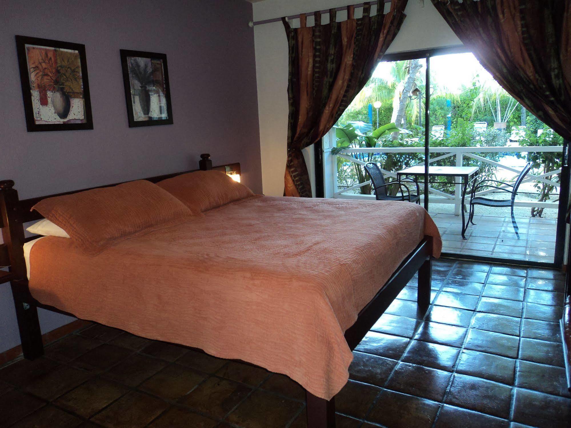 Caribbean Paradise Inn Grace Bay Exterior foto