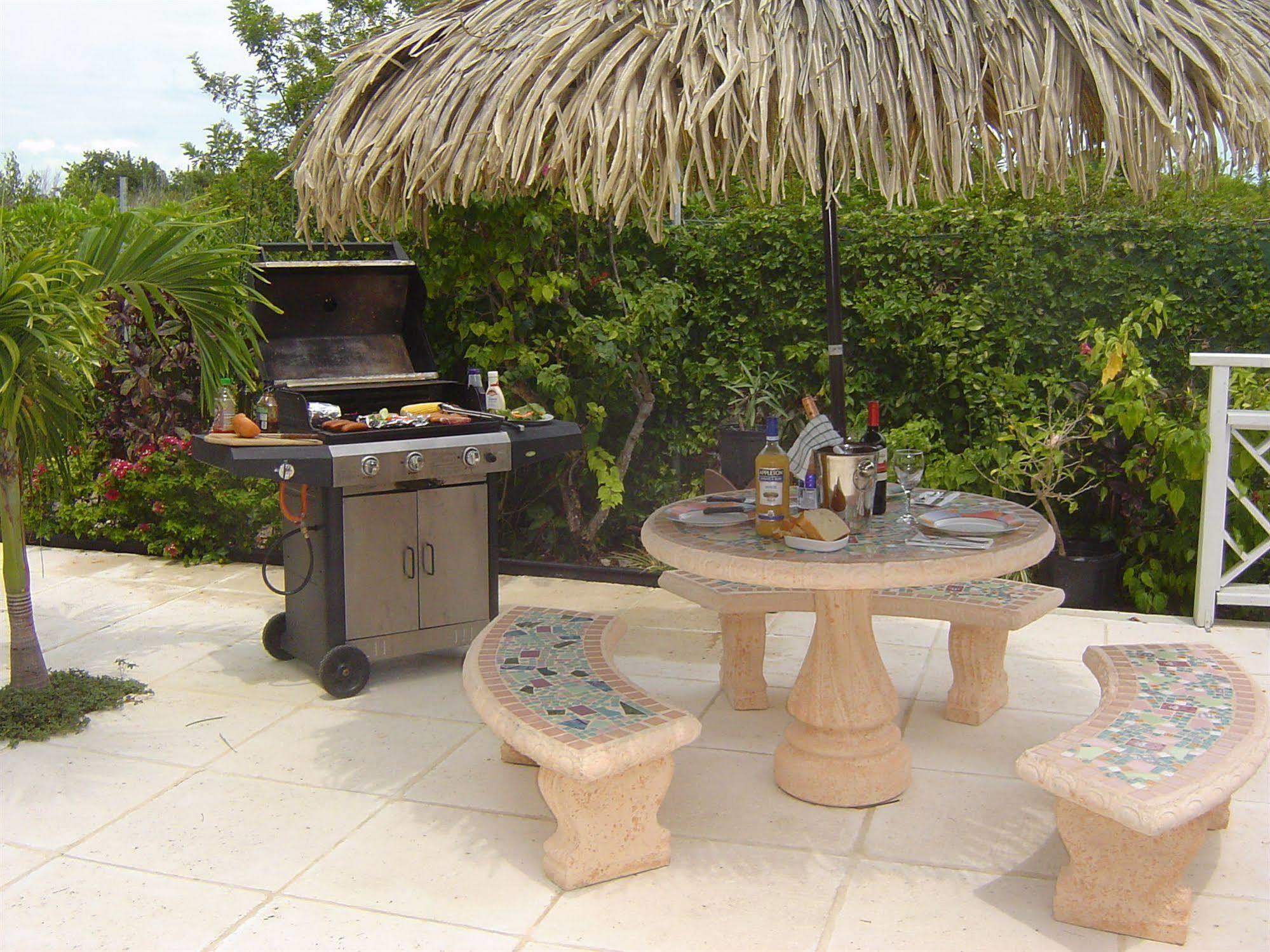 Caribbean Paradise Inn Grace Bay Exterior foto