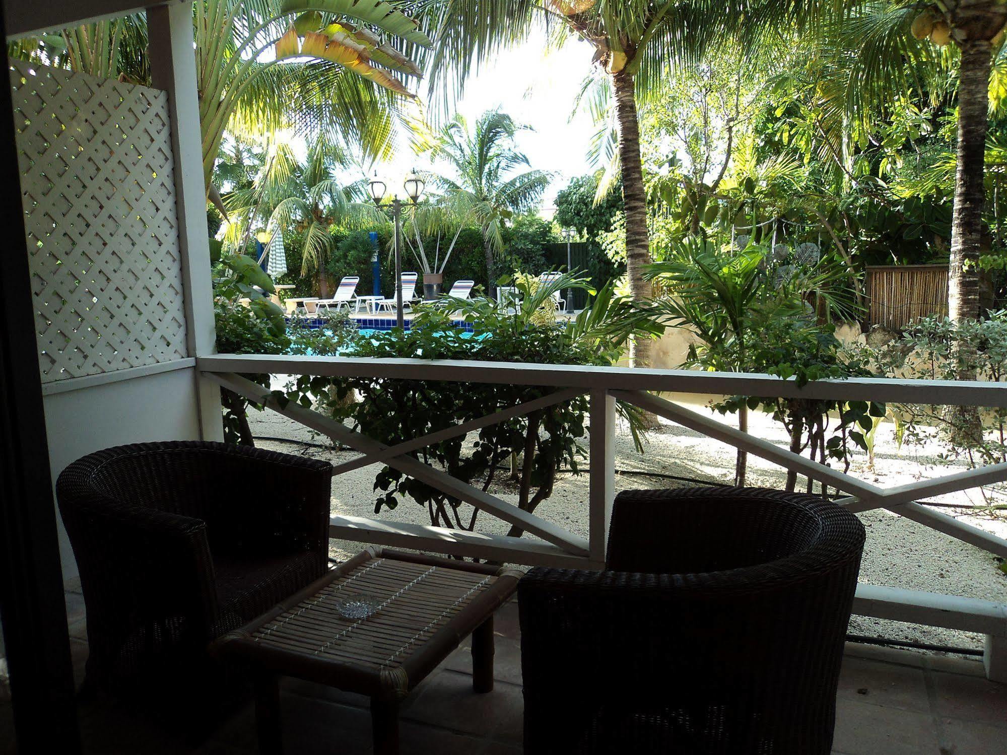 Caribbean Paradise Inn Grace Bay Exterior foto